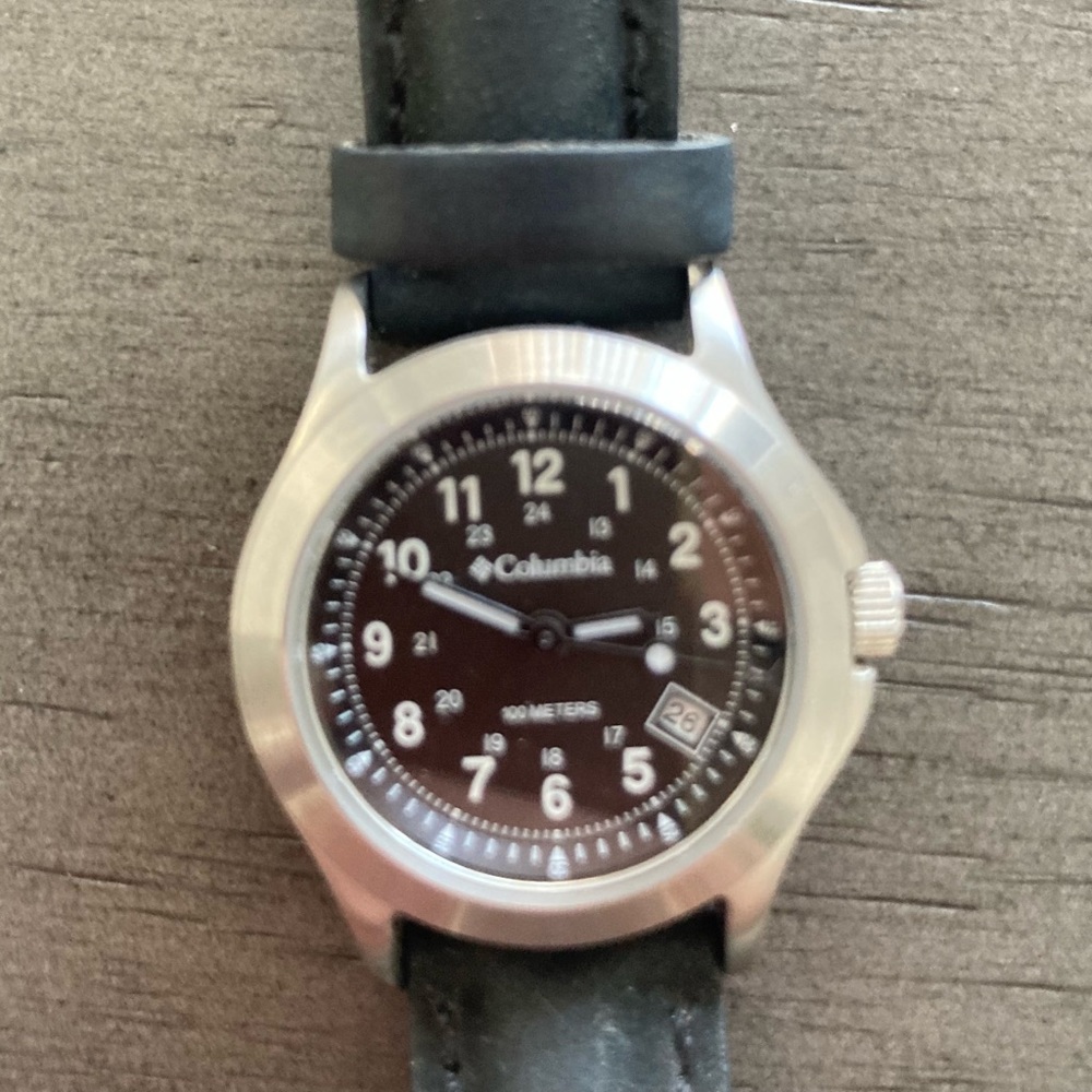 Columbia Quarts watch leather band. 300ft water resistance. EUC like new